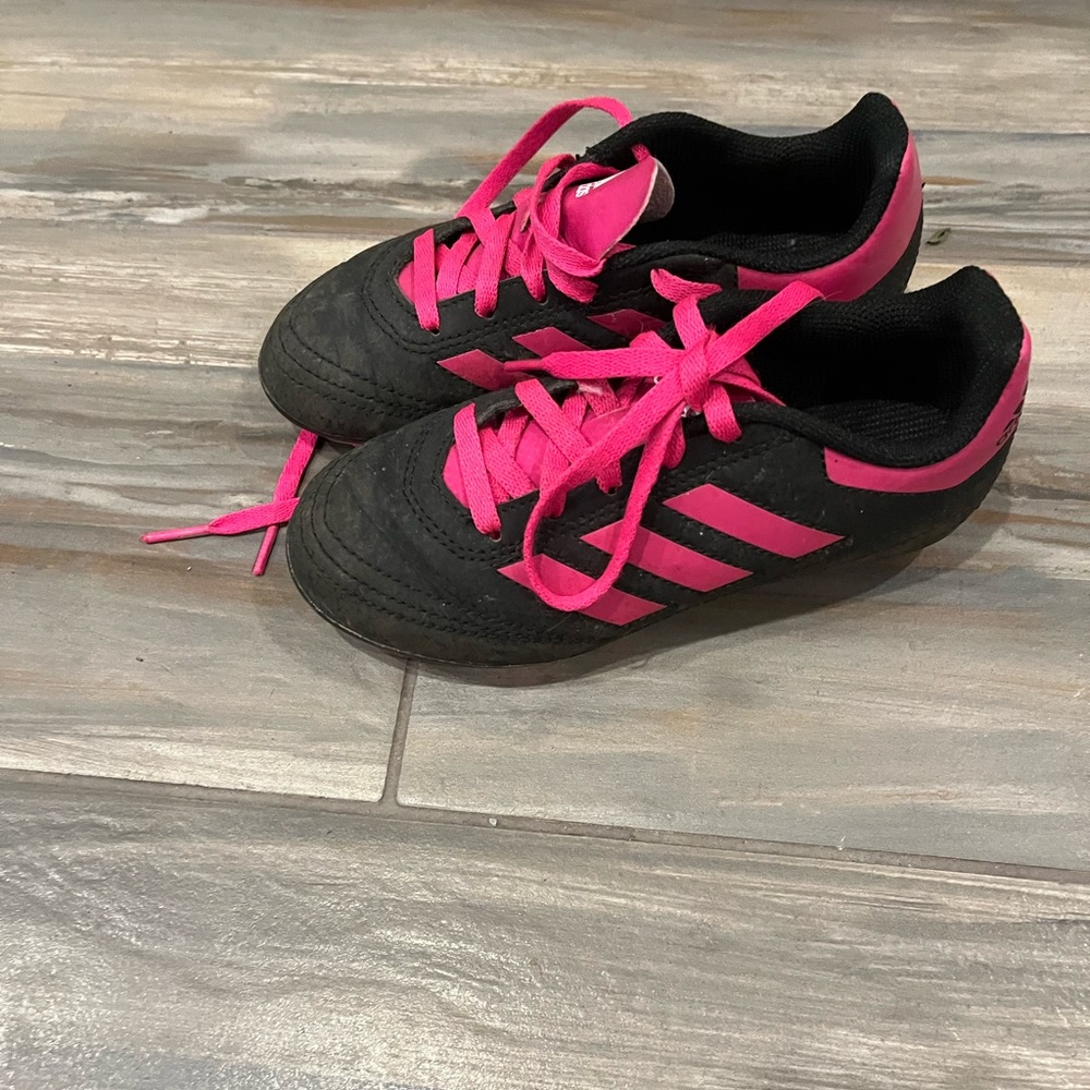 LIGHTLY USED Adidas soccer cleats girl US12.5